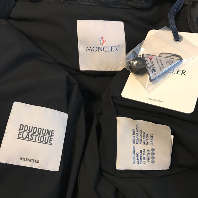 MONCLER(モンクレール)のモンクレール コート フード ダウン ノーカラー 黒 ダウンコート レディースのジャケット/アウター(ダウンコート)の商品写真