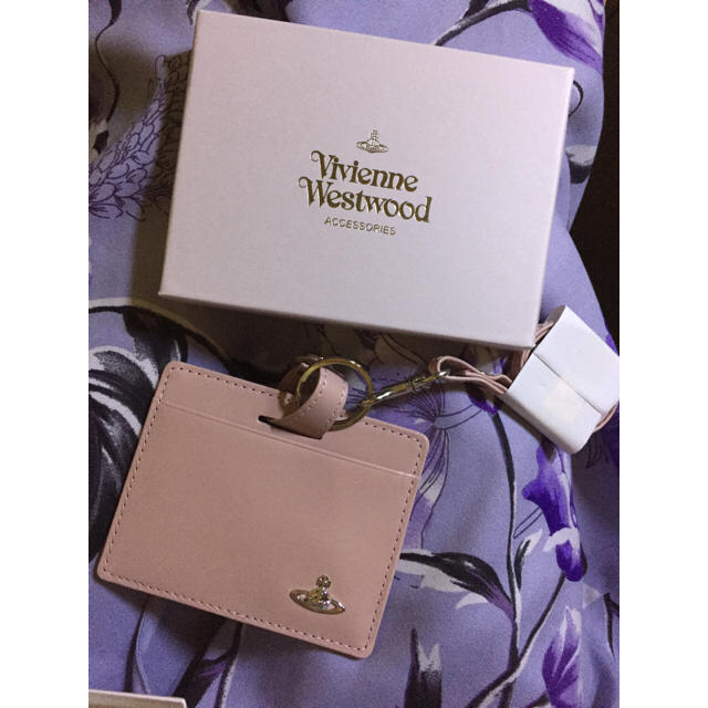 Vivienne Westwood(ヴィヴィアンウエストウッド)のパスケース レディースのファッション小物(名刺入れ/定期入れ)の商品写真