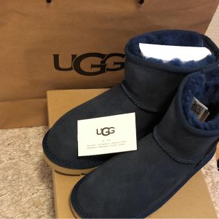 アグ(UGG)のUGG 24.0 最新作 クラシックミニ2 ネイビー レザーロゴ ムートンブーツ(ブーツ)