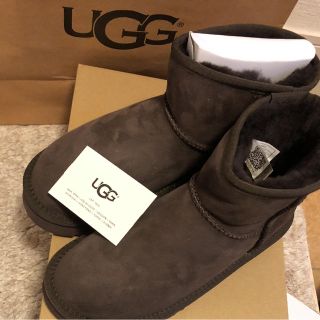 アグ(UGG)のUGG 24.0 最新作 クラシックミニ2 レザーロゴ チョコブラウン ブーツ(ブーツ)