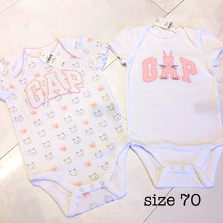 ベビーギャップ(babyGAP)の春新作・新品❁size 70♡GAPロゴ付きボディロンパース 2枚SET♡gap(ロンパース)