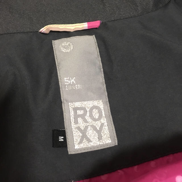 Roxy(ロキシー)のROXY スノボウェア Mとおまけのニット帽 スポーツ/アウトドアのスノーボード(ウエア/装備)の商品写真