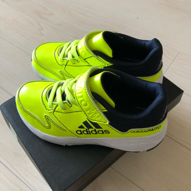 adidas(アディダス)の【新品】アディダス キッズスニーカー 17cm キッズ/ベビー/マタニティのキッズ靴/シューズ(15cm~)(スニーカー)の商品写真