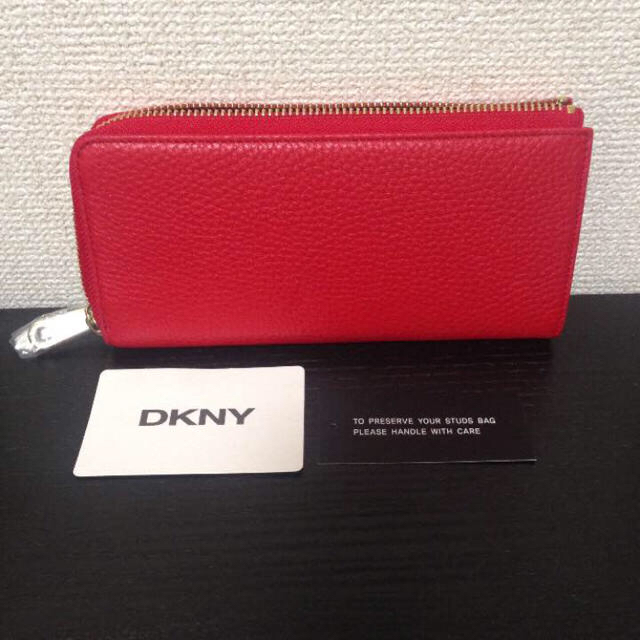 DKNY(ダナキャランニューヨーク)の新品♡未使用 DKNY ダナキャラン・ニューヨーク 長財布 赤 レッド レザー レディースのファッション小物(財布)の商品写真