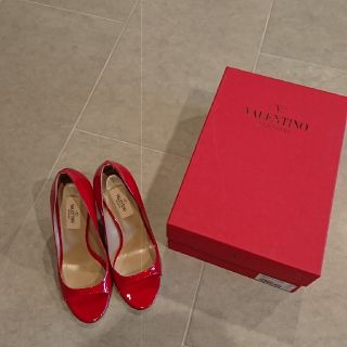 ヴァレンティノ(VALENTINO)のsale！VALENTINO パテント オープントゥパンプス(ハイヒール/パンプス)