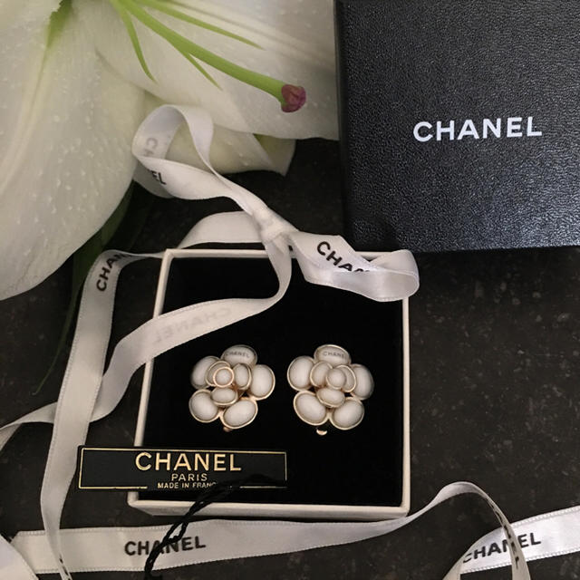 CHANEL(シャネル)のシャネルのとても上品で可愛いカメリアストーンイヤリング レディースのアクセサリー(イヤリング)の商品写真