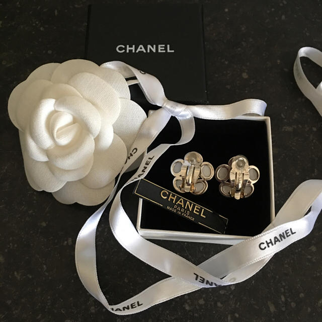 CHANEL(シャネル)のシャネルのとても上品で可愛いカメリアストーンイヤリング レディースのアクセサリー(イヤリング)の商品写真