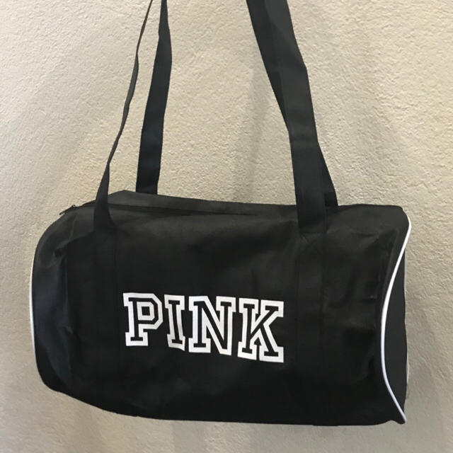 Victoria's Secret(ヴィクトリアズシークレット)のVICTORIA'S SECRET ヴィクシー PINK 不織布バッグ かばん レディースのバッグ(ボストンバッグ)の商品写真