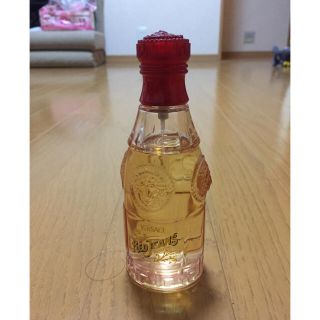 ジャンニヴェルサーチ(Gianni Versace)のVERSACE RED JEANS WOMAN 75ml.(香水(女性用))