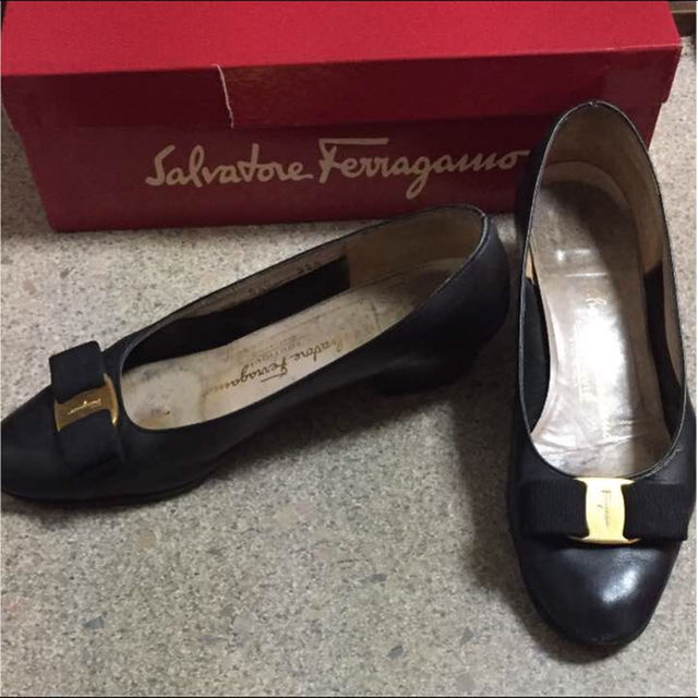 Salvatore Ferragamo(サルヴァトーレフェラガモ)の中古品♡サルバトーレフェラガモ ヴァラパンプス 36 1/2 ブラック レディースの靴/シューズ(ハイヒール/パンプス)の商品写真