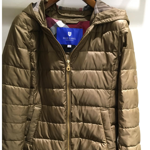 BURBERRY BLUE LABEL(バーバリーブルーレーベル)のブルーレーベルクレストブリッジ ショートダウン レディースのジャケット/アウター(ダウンジャケット)の商品写真