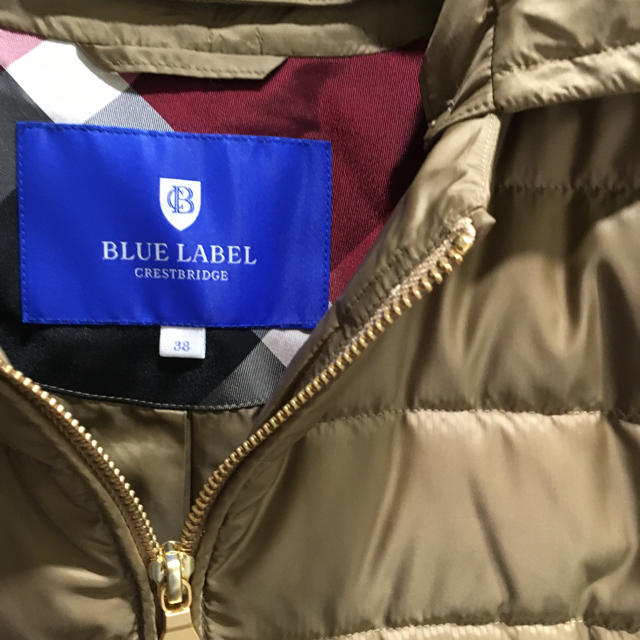 BURBERRY BLUE LABEL(バーバリーブルーレーベル)のブルーレーベルクレストブリッジ ショートダウン レディースのジャケット/アウター(ダウンジャケット)の商品写真