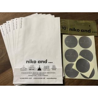 ニコアンド(niko and...)の送料込み！非売品！Niko and…ラッピング紙袋＆シール おまけ付き(ラッピング/包装)