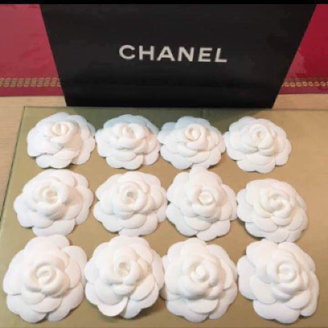 CHANEL(シャネル)のシャネル 布素材 カメリア 12個 ハンドメイドの素材/材料(各種パーツ)の商品写真