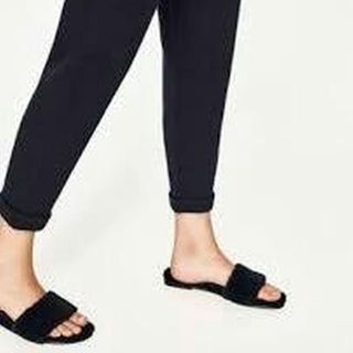 ザラ(ZARA)のZARA フェイクファー フラットサンダル　３７(サンダル)