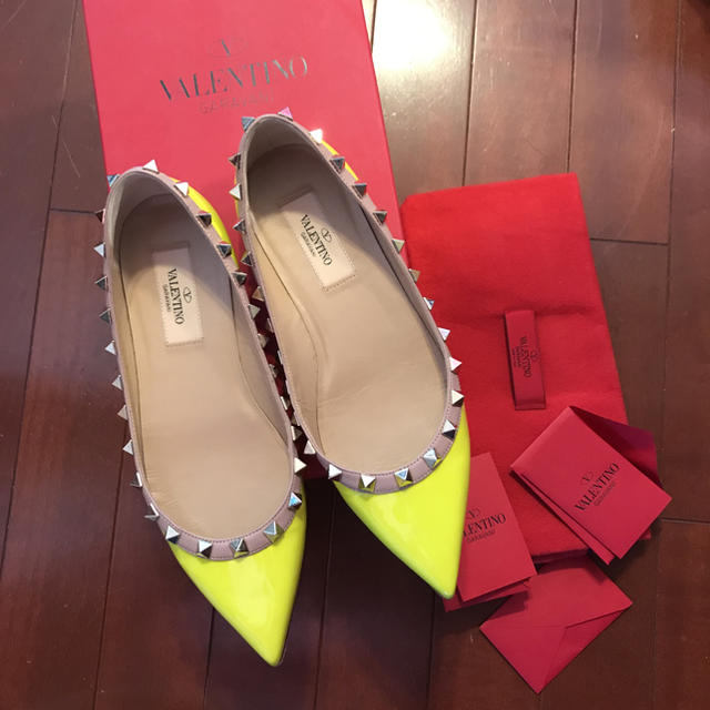 valentino garavani(ヴァレンティノガラヴァーニ)の一回のみ着用 ヴァレンティノ スタッズ フラット パンプス 35 レディースの靴/シューズ(バレエシューズ)の商品写真