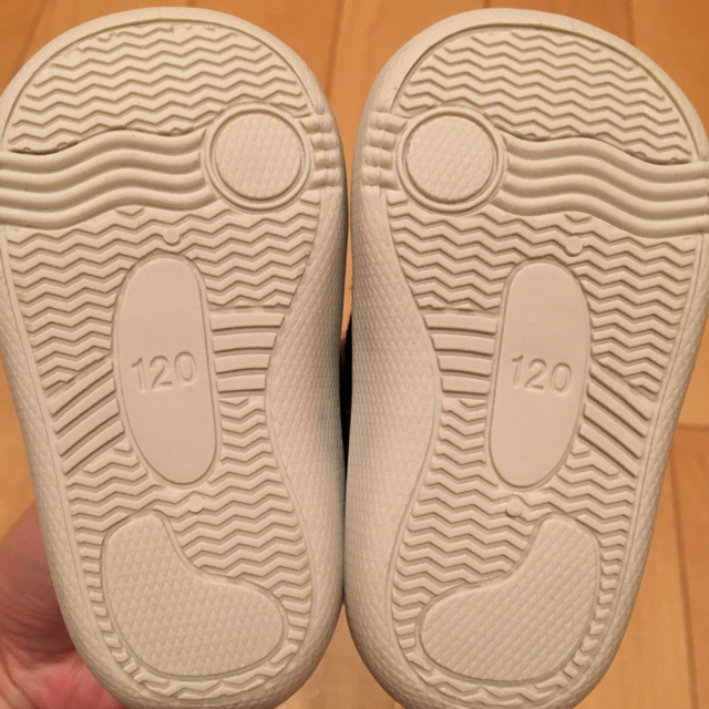西松屋(ニシマツヤ)の新品未使用スニーカー12センチ キッズ/ベビー/マタニティのベビー靴/シューズ(~14cm)(スニーカー)の商品写真