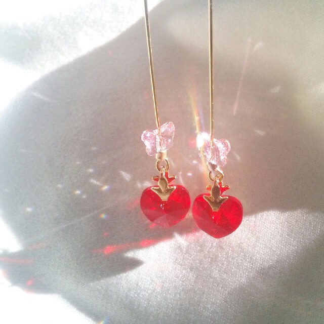 SWAROVSKI(スワロフスキー)のスワロフスキー❁蝶＆ハートイヤリング󾬌赤󾬌No.HY-107 ハンドメイドのアクセサリー(イヤリング)の商品写真