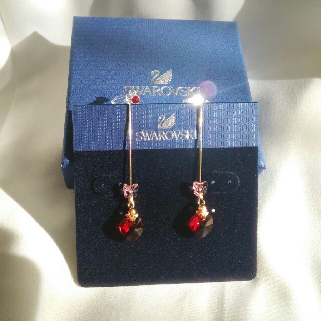 SWAROVSKI(スワロフスキー)のスワロフスキー❁蝶＆ハートイヤリング󾬌赤󾬌No.HY-107 ハンドメイドのアクセサリー(イヤリング)の商品写真