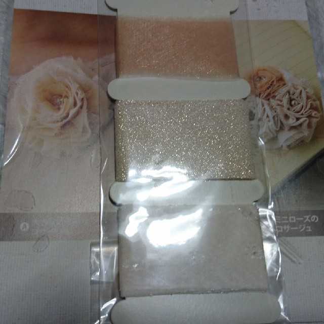 ハマナカ ラコラボ ローズコサージュキット ハンドメイドの素材/材料(各種パーツ)の商品写真