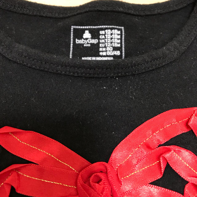 babyGAP(ベビーギャップ)のレッドリボンブラックロンT キッズ/ベビー/マタニティのベビー服(~85cm)(Ｔシャツ)の商品写真