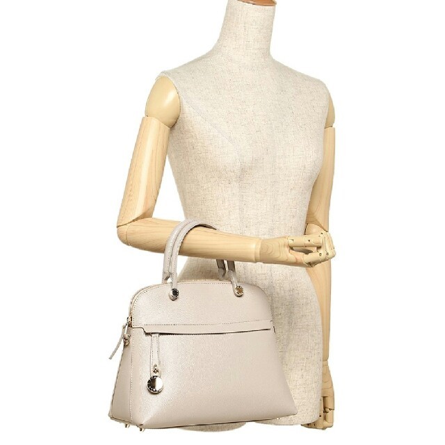 Furla(フルラ)のFURLA　パイパー　Mサイズ　ホワイトベージュ　VANIGLIA  新品 レディースのバッグ(ハンドバッグ)の商品写真
