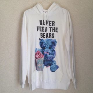 ミルクボーイ(MILKBOY)のNEVER FEED THE BEAR ホワイト ブルーベリーベアー L 非売品(パーカー)