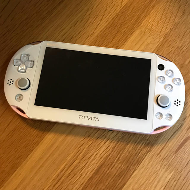 PlayStation Vita(プレイステーションヴィータ)のPSVITA 2000型 ホワイト×ピンク エンタメ/ホビーのゲームソフト/ゲーム機本体(携帯用ゲーム機本体)の商品写真