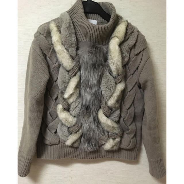 Ameri VINTAGE(アメリヴィンテージ)のAmeri♡FUR BRAID CABLE KNIT レディースのトップス(ニット/セーター)の商品写真