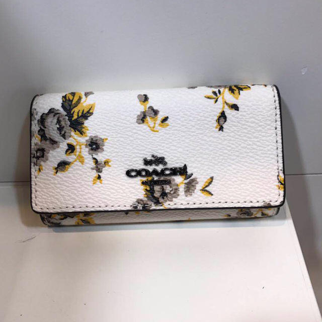 COACH(コーチ)の【売り切れました】週末限定、価格☆花柄COACH（コーチ） 6連キーケース レディースのファッション小物(キーケース)の商品写真