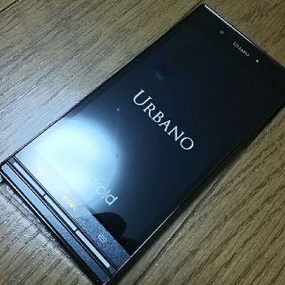 エーユー(au)のau kyv38 ブラック  urbano v03(スマートフォン本体)