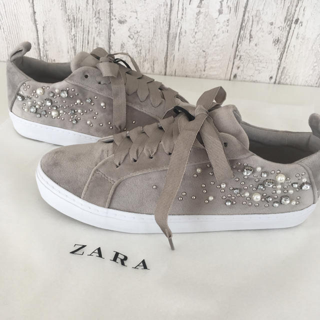 ZARA(ザラ)のフェイクパール付きベルベットスニーカー レディースの靴/シューズ(スニーカー)の商品写真