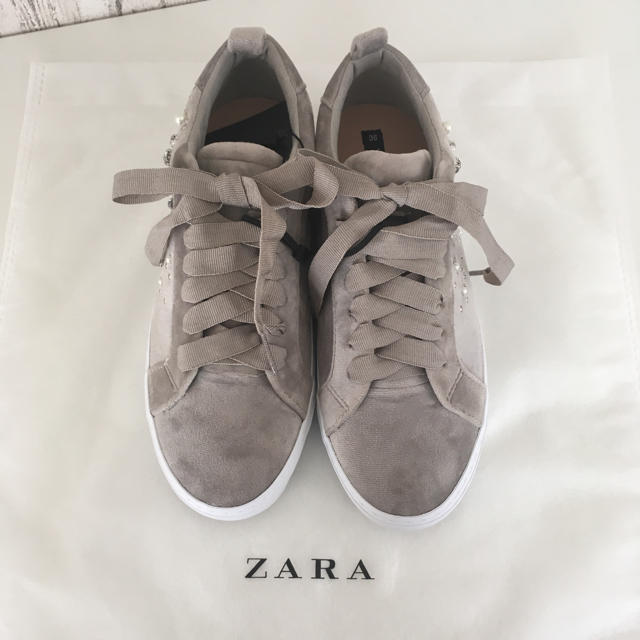 ZARA(ザラ)のフェイクパール付きベルベットスニーカー レディースの靴/シューズ(スニーカー)の商品写真