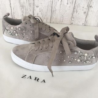 ザラ(ZARA)のフェイクパール付きベルベットスニーカー(スニーカー)