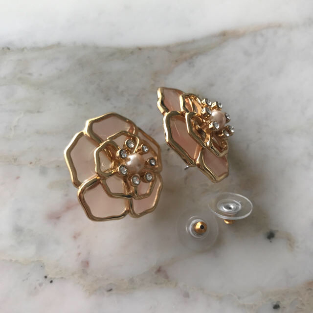 kate spade new york(ケイトスペードニューヨーク)のkate spade newyork flower ピアス レディースのアクセサリー(ピアス)の商品写真