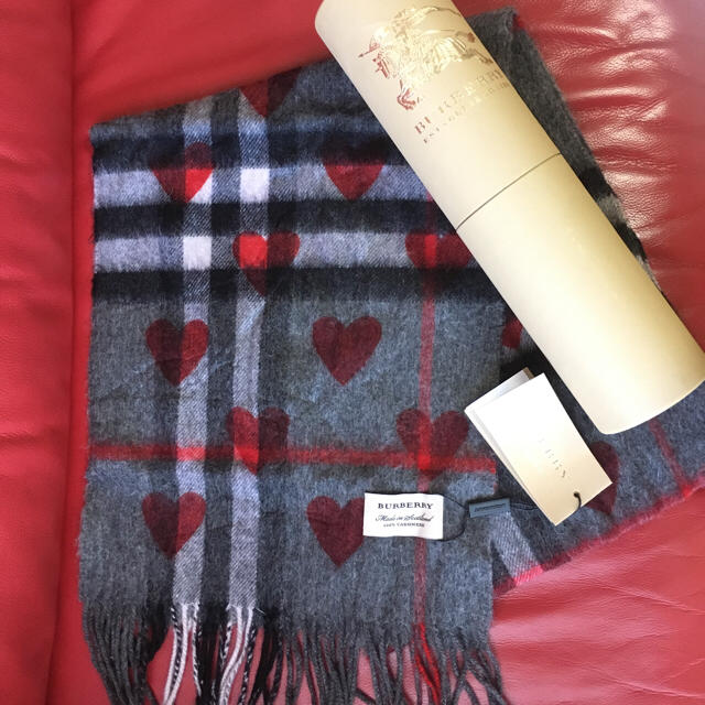 BURBERRY(バーバリー)の【新品 未使用】バーバリー  ハートマフラー レディースのファッション小物(マフラー/ショール)の商品写真