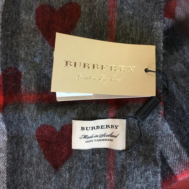 BURBERRY(バーバリー)の【新品 未使用】バーバリー  ハートマフラー レディースのファッション小物(マフラー/ショール)の商品写真