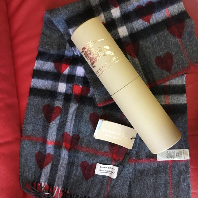 BURBERRY(バーバリー)の【新品 未使用】バーバリー  ハートマフラー レディースのファッション小物(マフラー/ショール)の商品写真