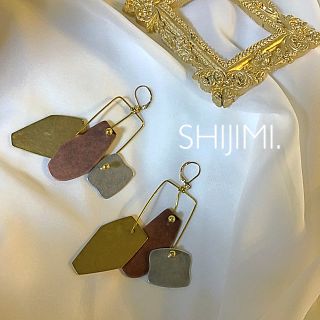 アメリヴィンテージ(Ameri VINTAGE)の【Import〻ピアス】芸術的 アンティークプレートピアス 個性的 お洒落 (ピアス)