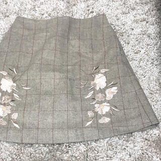 マーキュリーデュオ(MERCURYDUO)のMERCURYDUO 花柄刺繍チェックスカート(ひざ丈スカート)