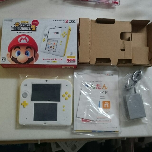 ニンテンドー2DS(ニンテンドー2DS)のニンテンドー2DS スーパーマリオパック エンタメ/ホビーのゲームソフト/ゲーム機本体(携帯用ゲーム機本体)の商品写真