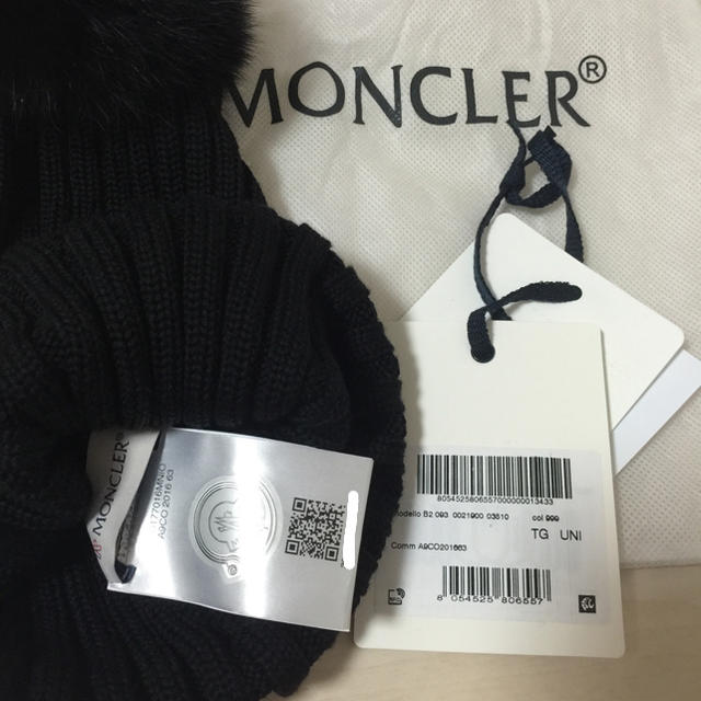 MONCLER(モンクレール)の★新品未使用★MONCLERファー付ニット帽 人気のブラック レディースの帽子(ニット帽/ビーニー)の商品写真