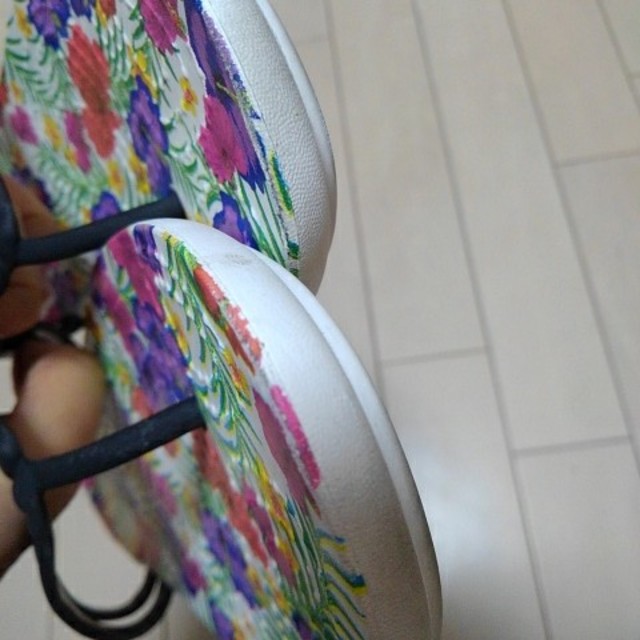 クロックス　花柄ビーチサンダル レディースの靴/シューズ(ビーチサンダル)の商品写真