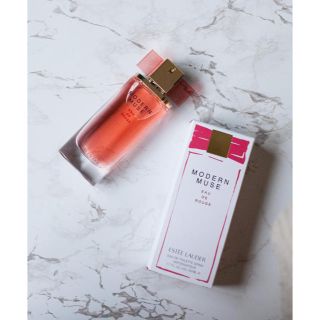 エスティローダー(Estee Lauder)のMODERN MUSE EAU DE ROUGE(香水(女性用))