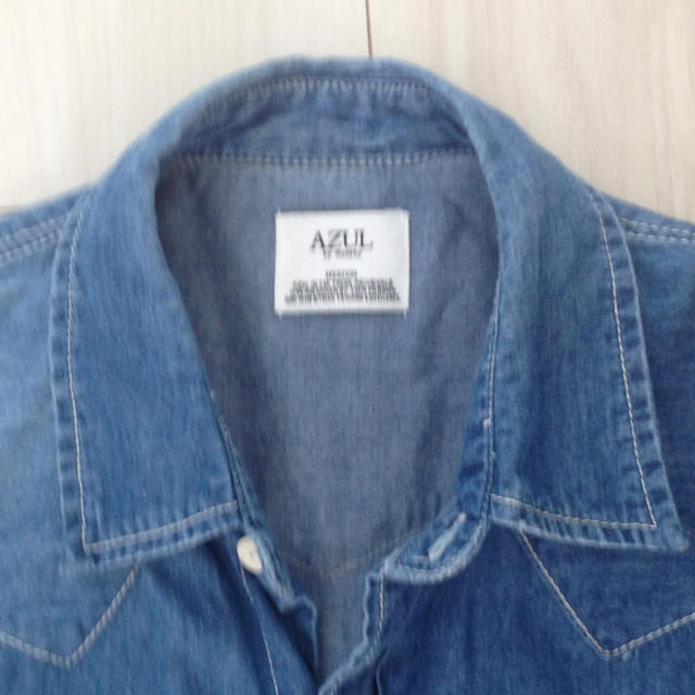 AZUL by moussy(アズールバイマウジー)のアズールダンガリーシャツ レディースのトップス(シャツ/ブラウス(長袖/七分))の商品写真