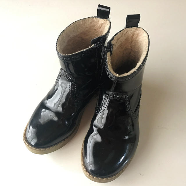 ZARA(ザラ)のZARA キッズ エナメルショートブーツ キッズ/ベビー/マタニティのキッズ靴/シューズ(15cm~)(ブーツ)の商品写真