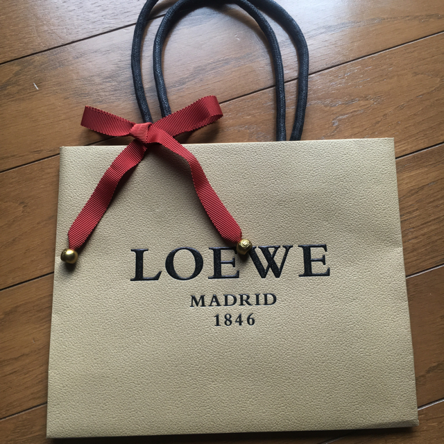 LOEWE - LOEWEショッパー(紙袋)の通販 by りさ's shop|ロエベ LOEWE - LOEWEショッパー(紙袋)の通販 by りさ's shop|ロエベ