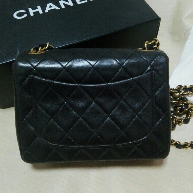 CHANEL(シャネル)のXYZ様専用★シャネル　チェーンショルダー★ミニ★ブラック正規品　ヴィンテージ レディースのバッグ(ショルダーバッグ)の商品写真