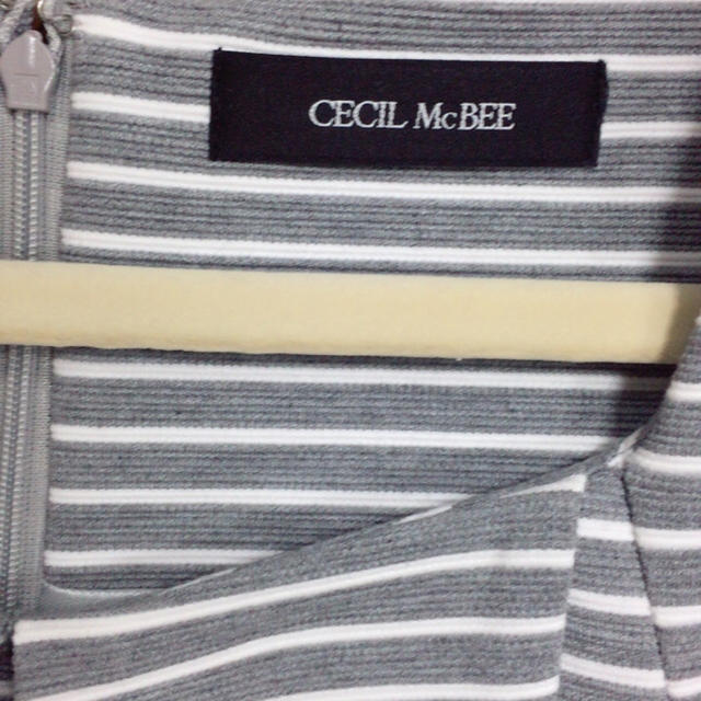 CECIL McBEE(セシルマクビー)のグレー×ホワイトボーダーワンピース レディースのワンピース(ミニワンピース)の商品写真