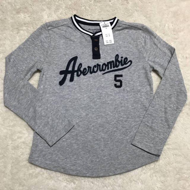 Abercrombie&Fitch(アバクロンビーアンドフィッチ)の新品タグ付き アバクロ ヘンリーネック ロゴ ロンT グレー 7/8 130 キッズ/ベビー/マタニティのキッズ服男の子用(90cm~)(Tシャツ/カットソー)の商品写真